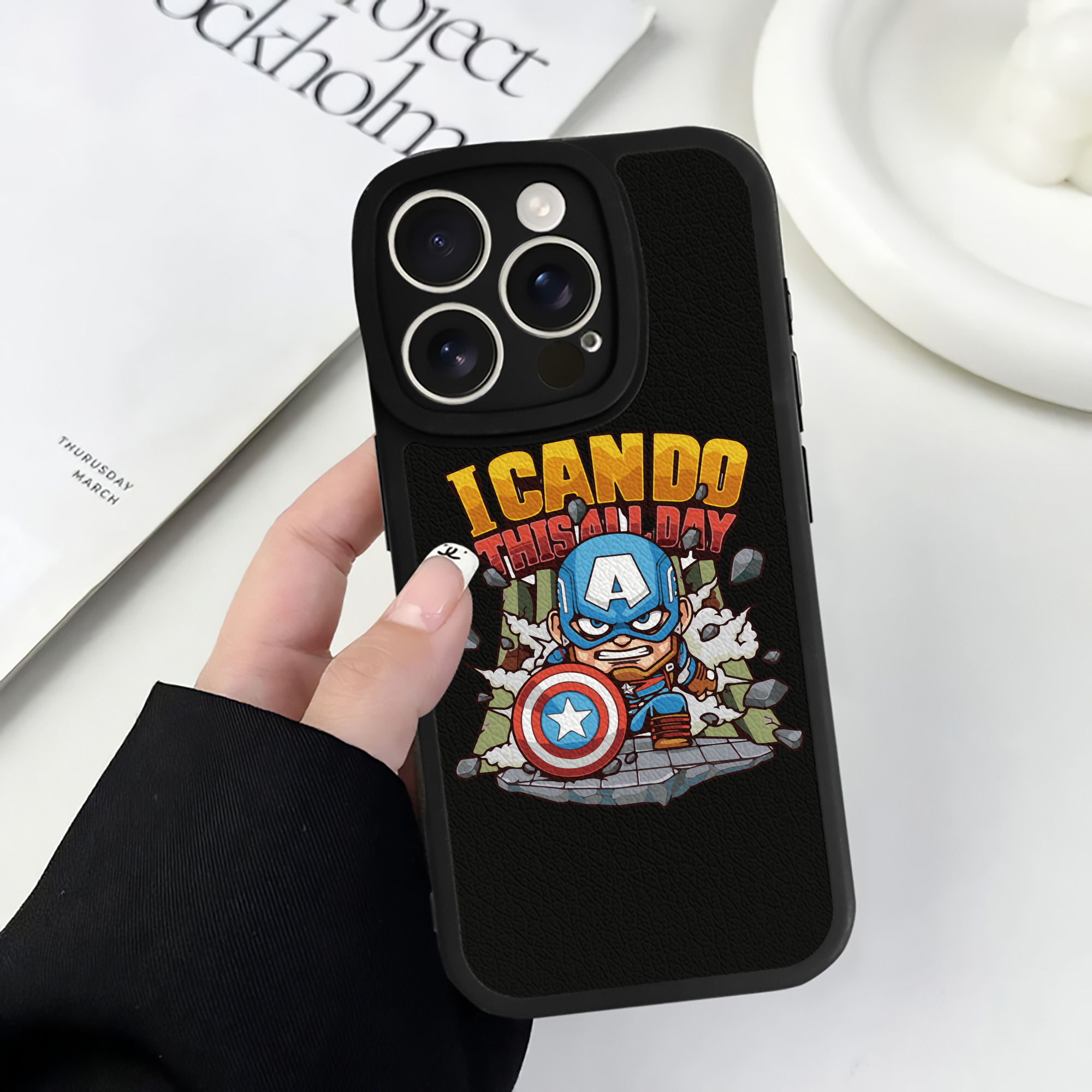 （画像用） アベンジャーズ The Avengers 【iPhone 16シリーズ対応】シリコンスマホケース（レザー調） 材質：シリコン